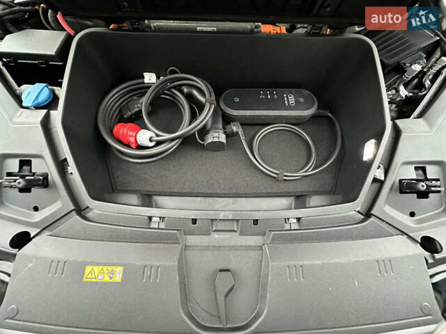 Серый Ауди E-Tron, объемом двигателя 0 л и пробегом 129 тыс. км за 33950 $, фото 25 на Automoto.ua