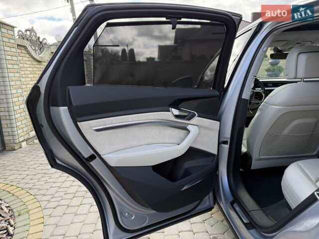 Серый Ауди E-Tron, объемом двигателя 0 л и пробегом 130 тыс. км за 37000 $, фото 107 на Automoto.ua