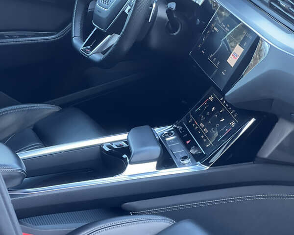 Сірий Ауді E-Tron, об'ємом двигуна 0 л та пробігом 64 тис. км за 33500 $, фото 29 на Automoto.ua