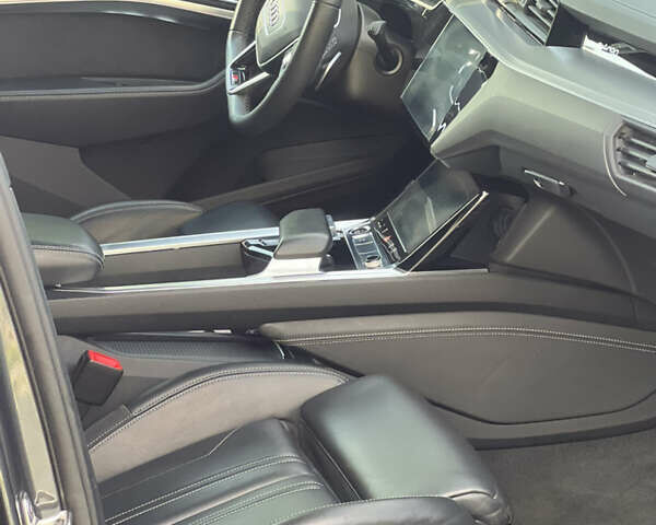 Сірий Ауді E-Tron, об'ємом двигуна 0 л та пробігом 64 тис. км за 33500 $, фото 27 на Automoto.ua