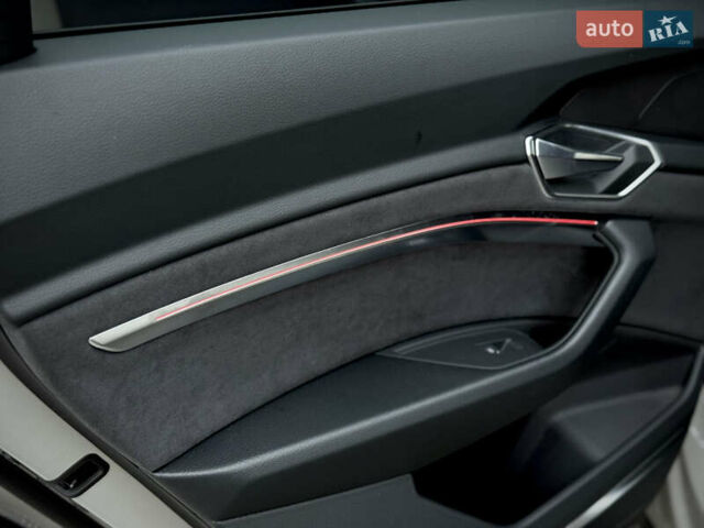 Серый Ауди E-Tron, объемом двигателя 0 л и пробегом 36 тыс. км за 45445 $, фото 86 на Automoto.ua