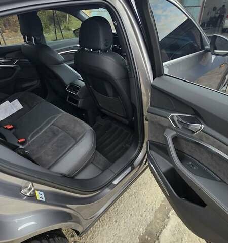 Сірий Ауді E-Tron, об'ємом двигуна 0 л та пробігом 116 тис. км за 32600 $, фото 5 на Automoto.ua