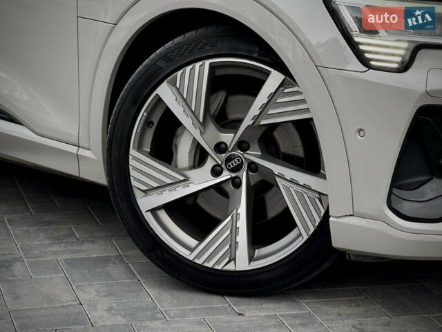 Серый Ауди E-Tron, объемом двигателя 0 л и пробегом 36 тыс. км за 45445 $, фото 14 на Automoto.ua