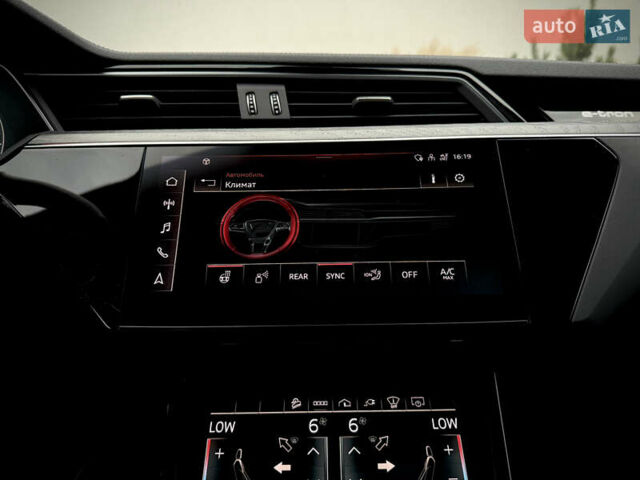 Серый Ауди E-Tron, объемом двигателя 0 л и пробегом 36 тыс. км за 45445 $, фото 106 на Automoto.ua