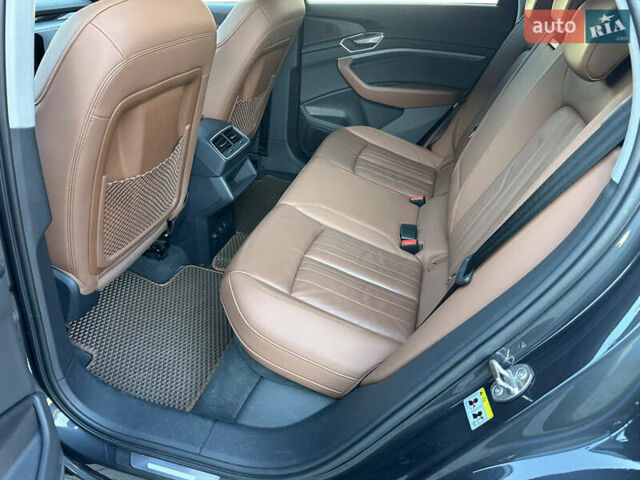 Серый Ауди E-Tron, объемом двигателя 0 л и пробегом 108 тыс. км за 32500 $, фото 7 на Automoto.ua