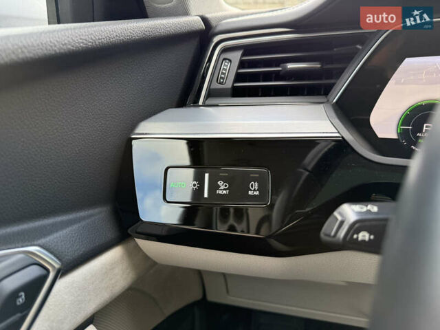 Серый Ауди E-Tron, объемом двигателя 0 л и пробегом 130 тыс. км за 37000 $, фото 68 на Automoto.ua