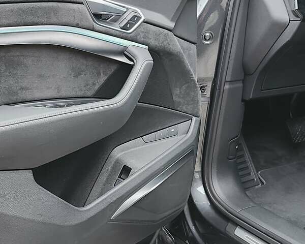 Сірий Ауді E-Tron, об'ємом двигуна 0 л та пробігом 117 тис. км за 27200 $, фото 13 на Automoto.ua