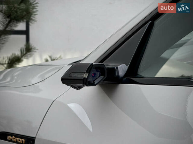Серый Ауди E-Tron, объемом двигателя 0 л и пробегом 36 тыс. км за 45445 $, фото 24 на Automoto.ua