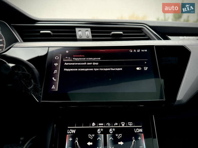 Серый Ауди E-Tron, объемом двигателя 0 л и пробегом 36 тыс. км за 45445 $, фото 110 на Automoto.ua