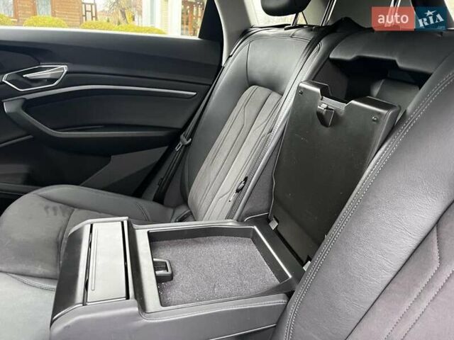 Серый Ауди E-Tron, объемом двигателя 0 л и пробегом 165 тыс. км за 33000 $, фото 31 на Automoto.ua