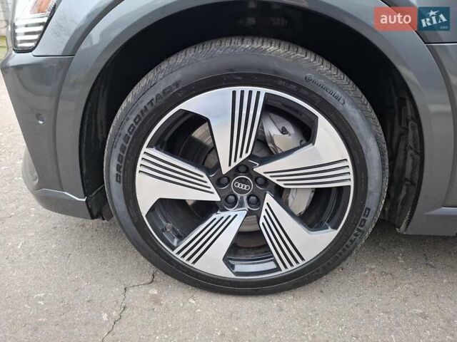 Сірий Ауді E-Tron, об'ємом двигуна 0 л та пробігом 43 тис. км за 41999 $, фото 8 на Automoto.ua