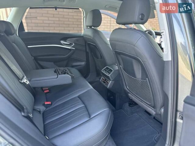 Серый Ауди E-Tron, объемом двигателя 0 л и пробегом 56 тыс. км за 34200 $, фото 36 на Automoto.ua