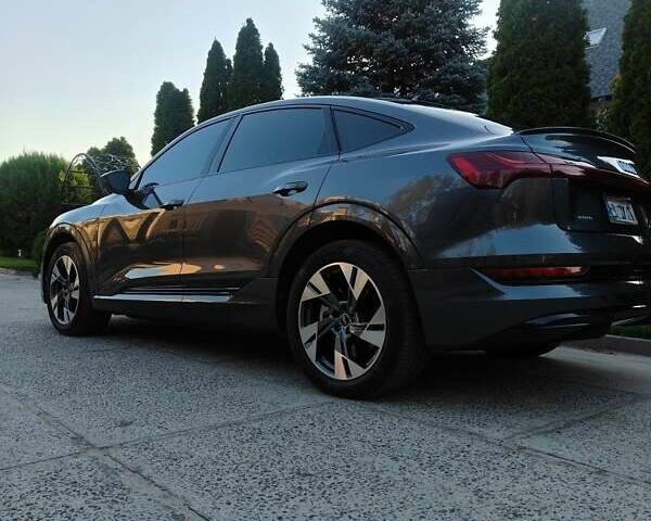 Серый Ауди E-Tron, объемом двигателя 0 л и пробегом 110 тыс. км за 33700 $, фото 1 на Automoto.ua