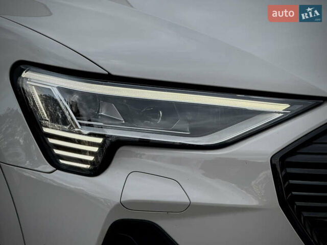 Серый Ауди E-Tron, объемом двигателя 0 л и пробегом 36 тыс. км за 45445 $, фото 32 на Automoto.ua