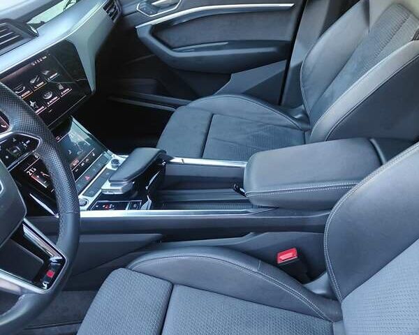 Серый Ауди E-Tron, объемом двигателя 0 л и пробегом 110 тыс. км за 33700 $, фото 12 на Automoto.ua