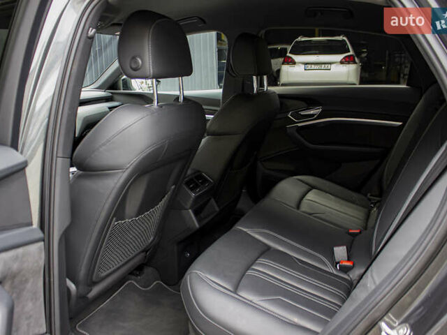 Сірий Ауді E-Tron, об'ємом двигуна 0 л та пробігом 69 тис. км за 39700 $, фото 8 на Automoto.ua