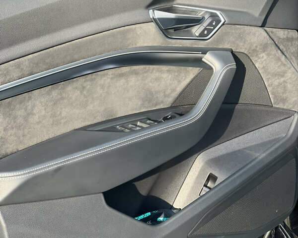 Сірий Ауді E-Tron, об'ємом двигуна 0 л та пробігом 64 тис. км за 33500 $, фото 19 на Automoto.ua