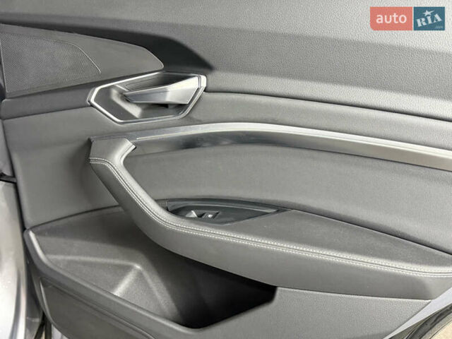 Серый Ауди E-Tron, объемом двигателя 0 л и пробегом 44 тыс. км за 33000 $, фото 42 на Automoto.ua