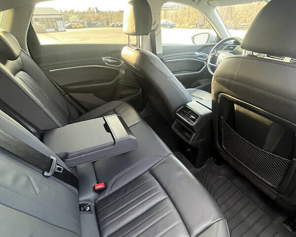 Серый Ауди E-Tron, объемом двигателя 0 л и пробегом 88 тыс. км за 36500 $, фото 16 на Automoto.ua