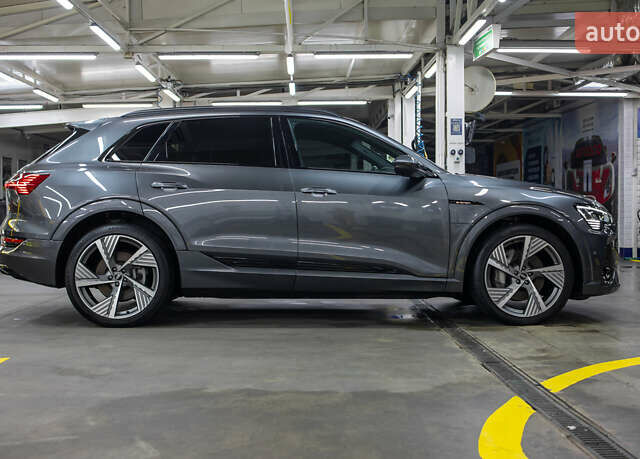 Серый Ауди E-Tron, объемом двигателя 0 л и пробегом 73 тыс. км за 38900 $, фото 4 на Automoto.ua