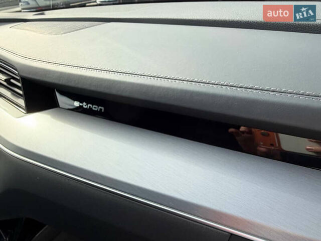 Серый Ауди E-Tron, объемом двигателя 0 л и пробегом 32 тыс. км за 41990 $, фото 40 на Automoto.ua