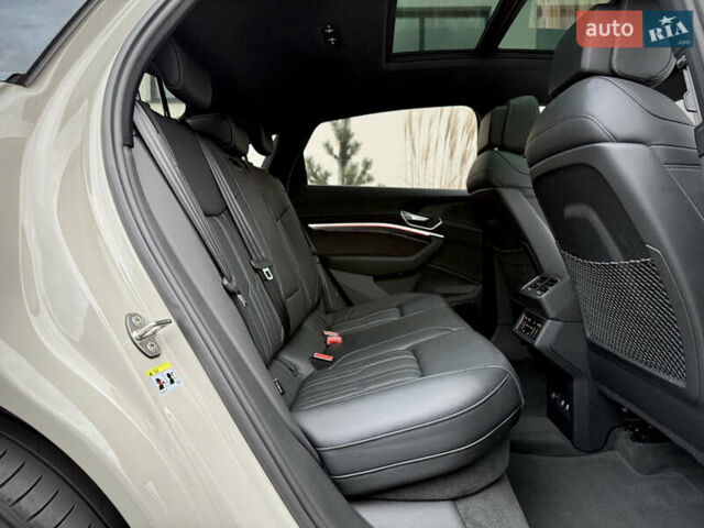 Серый Ауди E-Tron, объемом двигателя 0 л и пробегом 36 тыс. км за 45445 $, фото 77 на Automoto.ua