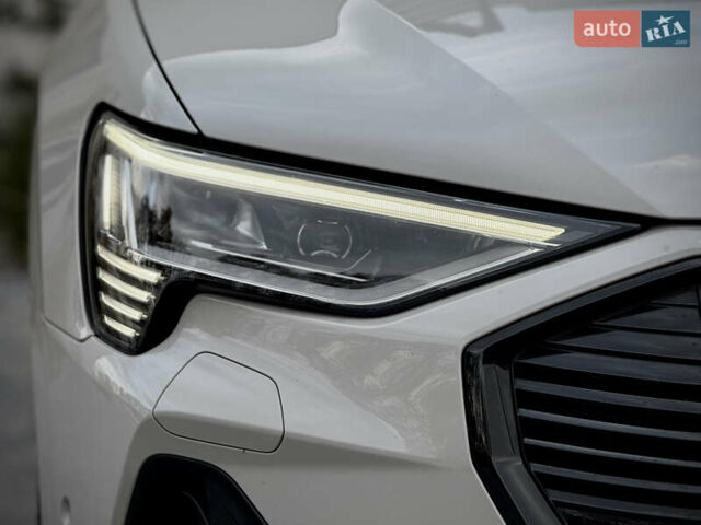 Серый Ауди E-Tron, объемом двигателя 0 л и пробегом 36 тыс. км за 45445 $, фото 30 на Automoto.ua