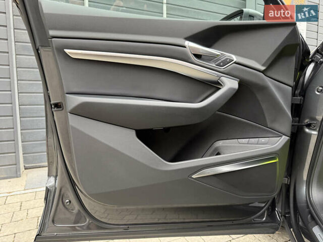 Серый Ауди E-Tron, объемом двигателя 0 л и пробегом 33 тыс. км за 39500 $, фото 34 на Automoto.ua