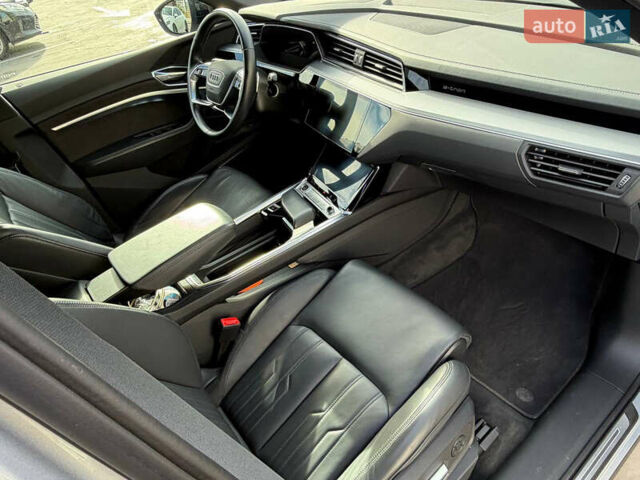 Серый Ауди E-Tron, объемом двигателя 0 л и пробегом 32 тыс. км за 41990 $, фото 45 на Automoto.ua