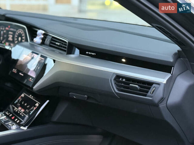 Серый Ауди E-Tron, объемом двигателя 0 л и пробегом 28 тыс. км за 34900 $, фото 43 на Automoto.ua