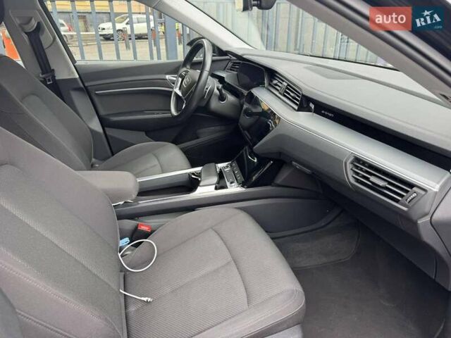Серый Ауди E-Tron, объемом двигателя 0 л и пробегом 153 тыс. км за 28500 $, фото 10 на Automoto.ua