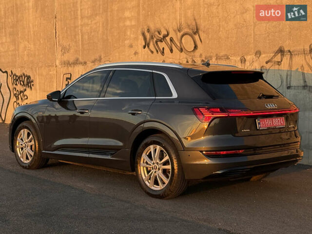 Сірий Ауді E-Tron, об'ємом двигуна 0 л та пробігом 80 тис. км за 34920 $, фото 7 на Automoto.ua
