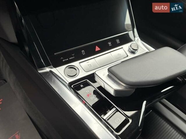 Серый Ауди E-Tron, объемом двигателя 0 л и пробегом 112 тыс. км за 31900 $, фото 81 на Automoto.ua