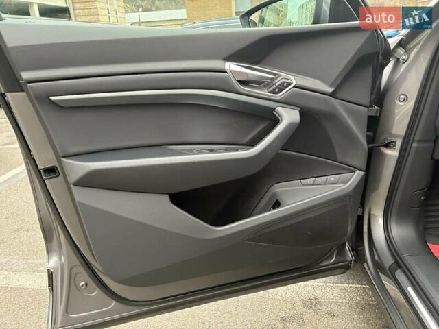 Серый Ауди E-Tron, объемом двигателя 0 л и пробегом 112 тыс. км за 31900 $, фото 73 на Automoto.ua