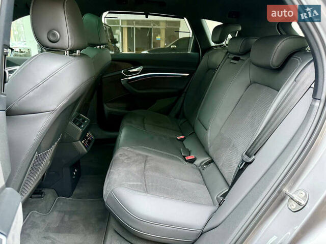 Серый Ауди E-Tron, объемом двигателя 0 л и пробегом 39 тыс. км за 44500 $, фото 33 на Automoto.ua