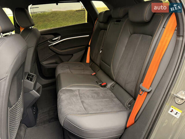 Серый Ауди E-Tron, объемом двигателя 0 л и пробегом 104 тыс. км за 39820 $, фото 40 на Automoto.ua