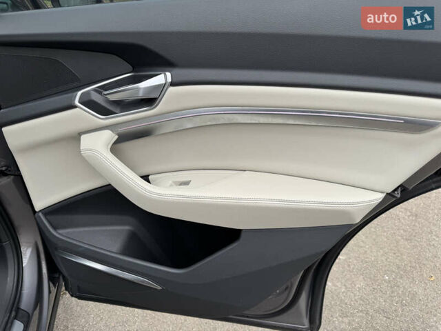 Сірий Ауді E-Tron, об'ємом двигуна 0 л та пробігом 61 тис. км за 39999 $, фото 17 на Automoto.ua