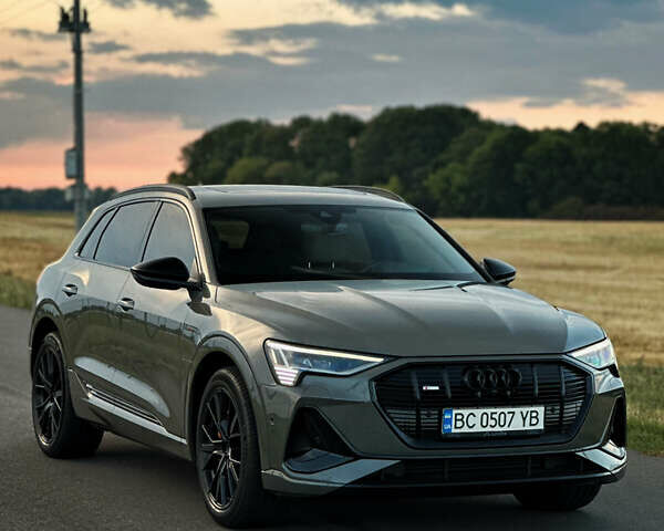 Серый Ауди E-Tron, объемом двигателя 0 л и пробегом 63 тыс. км за 40999 $, фото 2 на Automoto.ua