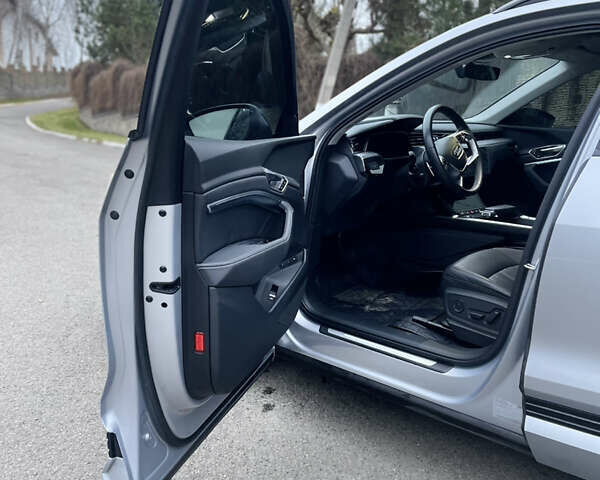 Серый Ауди E-Tron, объемом двигателя 0 л и пробегом 74 тыс. км за 37500 $, фото 28 на Automoto.ua