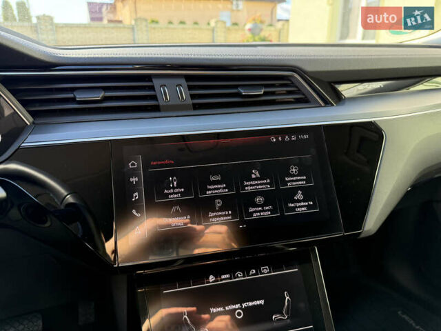 Серый Ауди E-Tron, объемом двигателя 0 л и пробегом 90 тыс. км за 33000 $, фото 67 на Automoto.ua