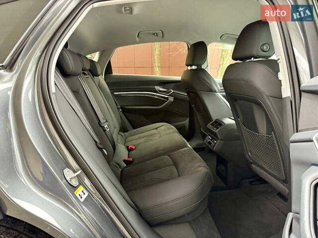 Сірий Ауді E-Tron, об'ємом двигуна 0 л та пробігом 39 тис. км за 46500 $, фото 46 на Automoto.ua