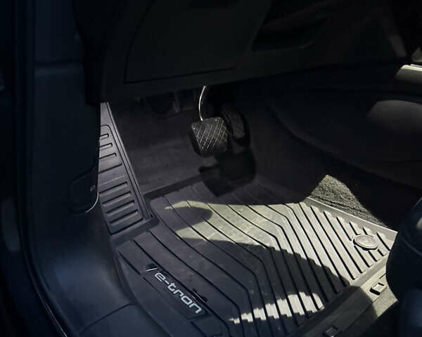 Серый Ауди E-Tron, объемом двигателя 0 л и пробегом 45 тыс. км за 42000 $, фото 33 на Automoto.ua