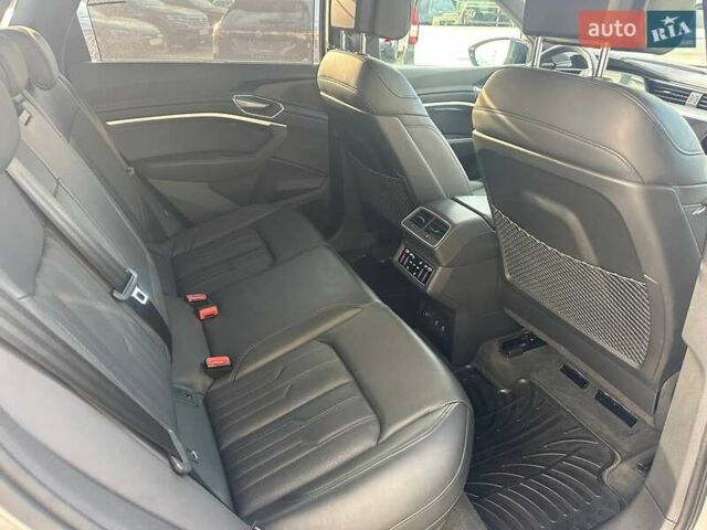 Сірий Ауді E-Tron, об'ємом двигуна 0 л та пробігом 27 тис. км за 53990 $, фото 17 на Automoto.ua