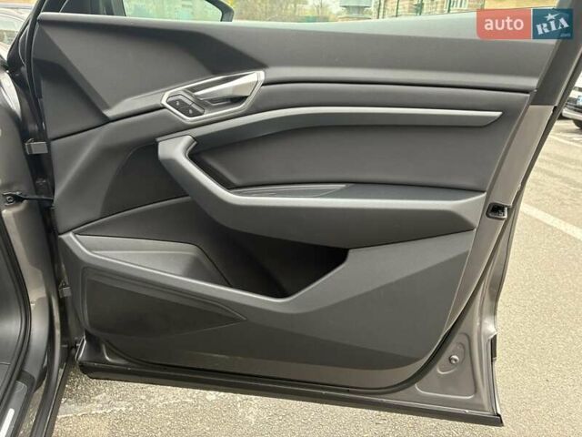 Серый Ауди E-Tron, объемом двигателя 0 л и пробегом 112 тыс. км за 31900 $, фото 62 на Automoto.ua