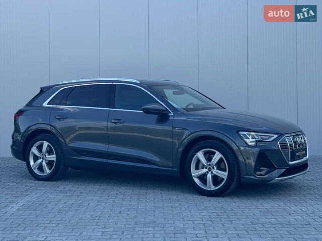 Серый Ауди E-Tron, объемом двигателя 0 л и пробегом 64 тыс. км за 41900 $, фото 2 на Automoto.ua