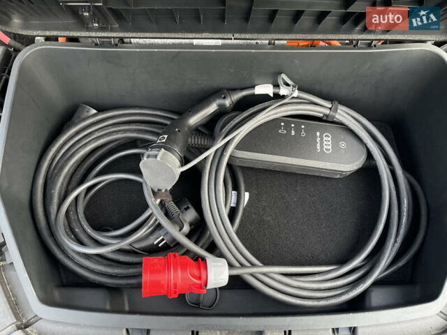 Серый Ауди E-Tron, объемом двигателя 0 л и пробегом 42 тыс. км за 47848 $, фото 81 на Automoto.ua