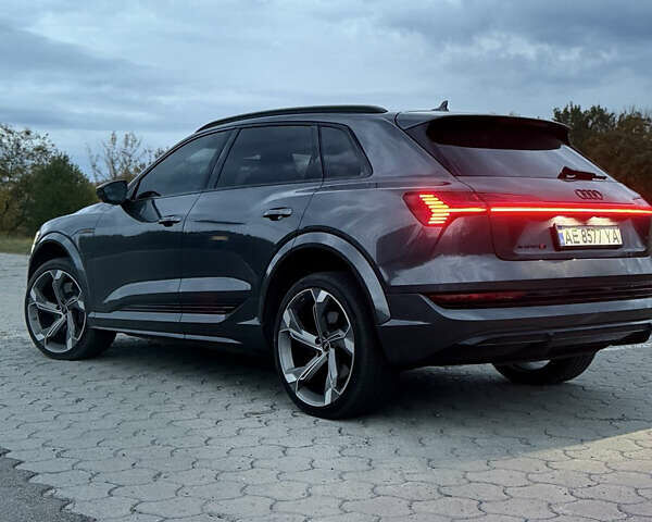 Серый Ауди E-Tron, объемом двигателя 0 л и пробегом 41 тыс. км за 52900 $, фото 3 на Automoto.ua