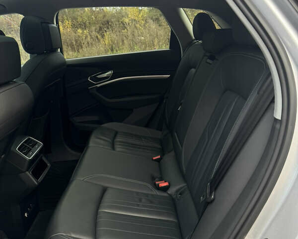 Серый Ауди E-Tron, объемом двигателя 0 л и пробегом 145 тыс. км за 29500 $, фото 89 на Automoto.ua