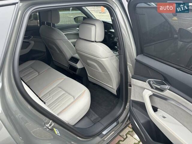 Серый Ауди E-Tron, объемом двигателя 0 л и пробегом 25 тыс. км за 44900 $, фото 19 на Automoto.ua