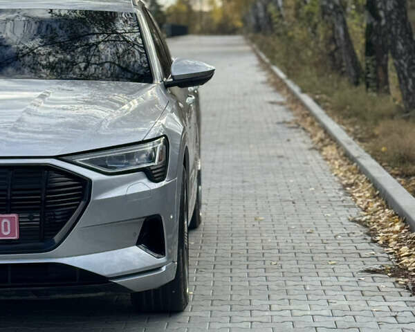 Серый Ауди E-Tron, объемом двигателя 0 л и пробегом 145 тыс. км за 29500 $, фото 5 на Automoto.ua